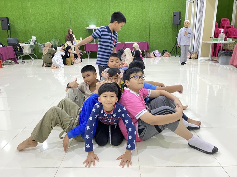 เด็ก ๆ เล่นเกมกิจกรรมในค่าย